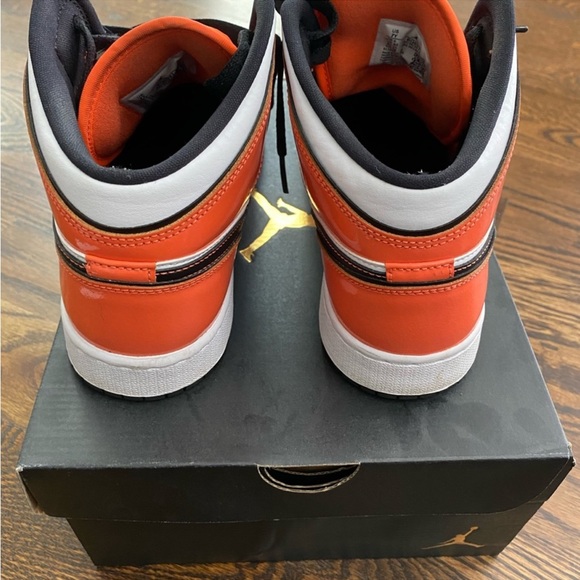 JORDAN 1’ MIDS - “TURF ORANGE” - size 7 men’s& kid/woman’s 8.5 - Picture 3 of 5